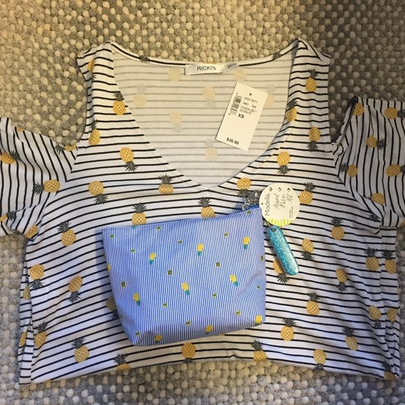 Cold Shoulder Top & Cosmetic Bag - NWT - Picture 4 of 7